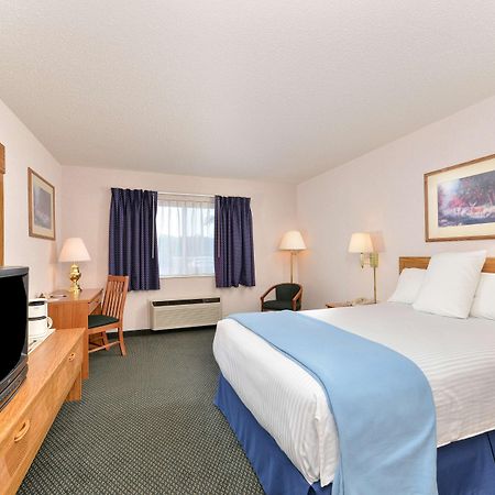 Americas Best Value Inn & Suites - Tahquamenon Country Newberry Экстерьер фото