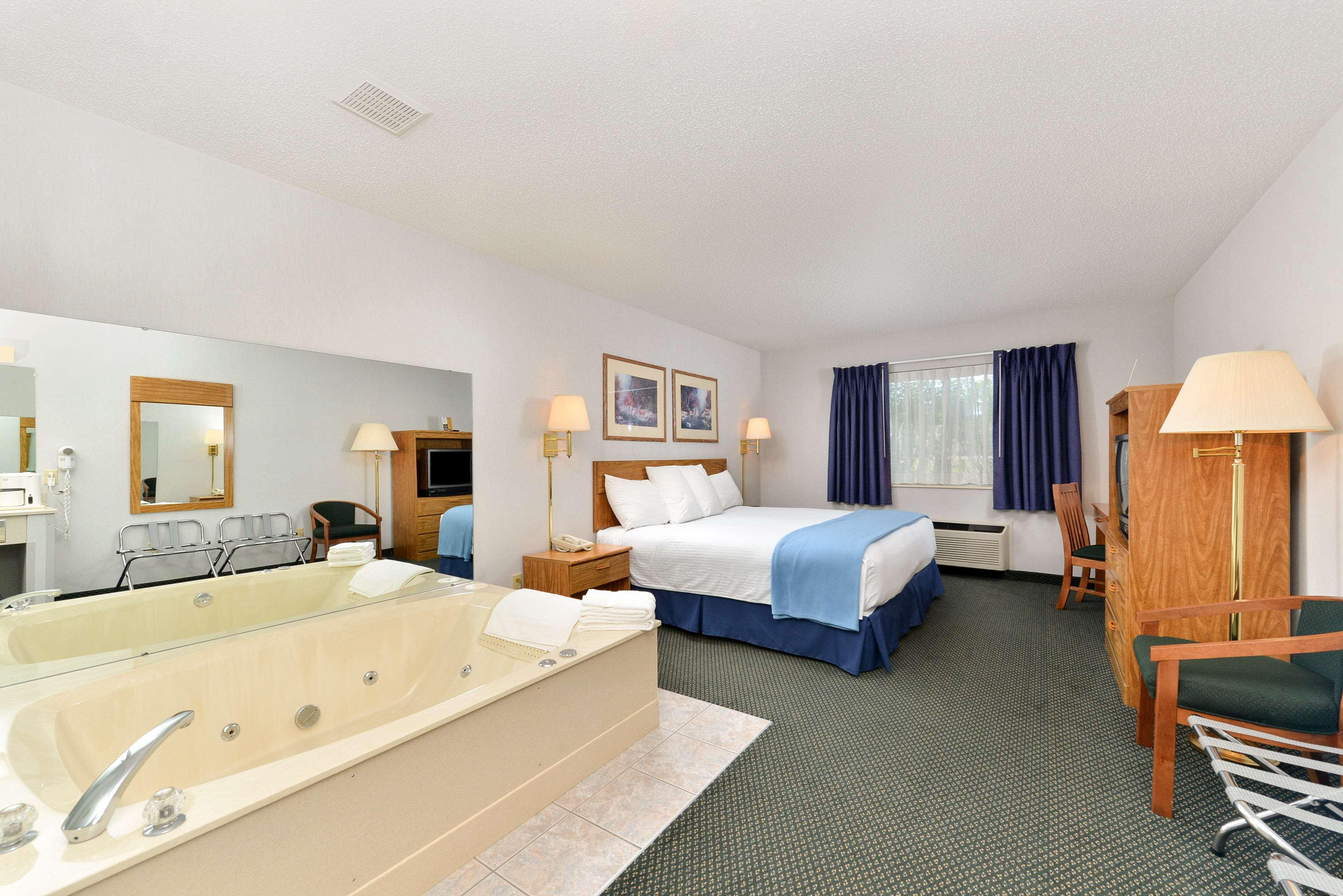 Americas Best Value Inn & Suites - Tahquamenon Country Newberry Экстерьер фото
