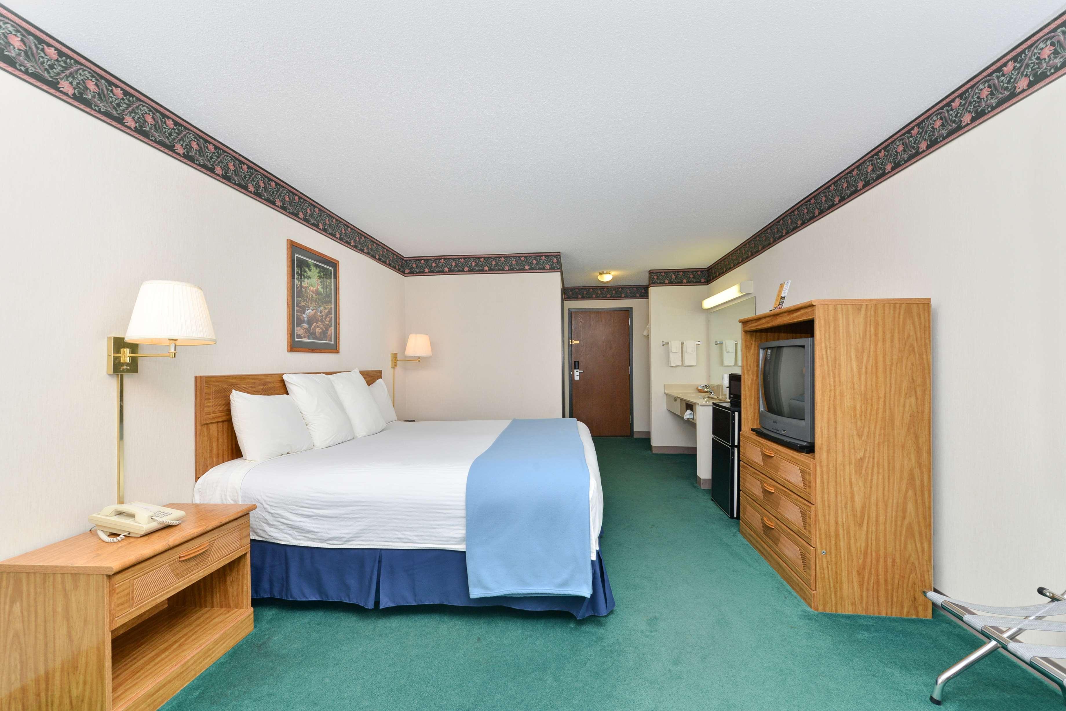 Americas Best Value Inn & Suites - Tahquamenon Country Newberry Экстерьер фото