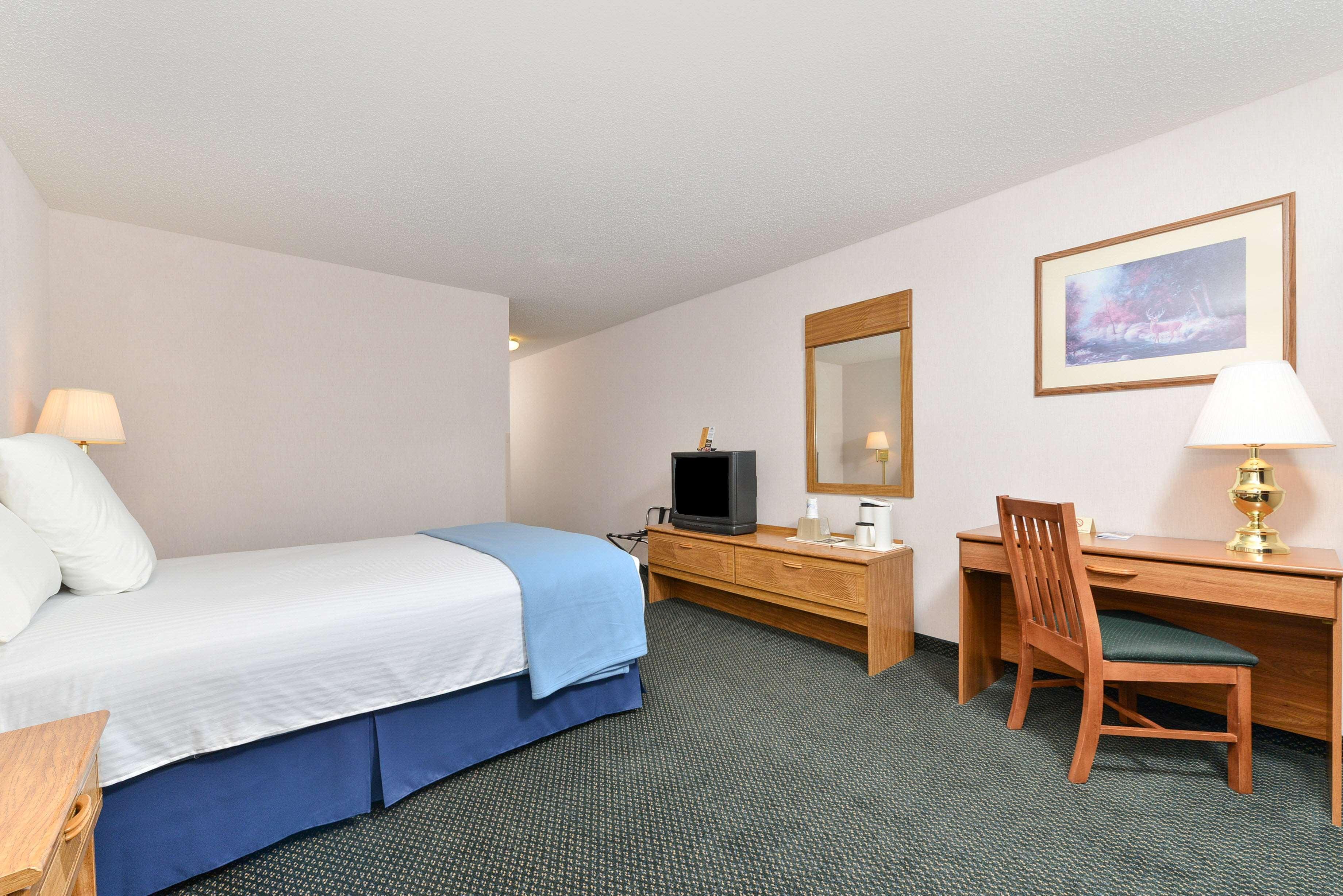 Americas Best Value Inn & Suites - Tahquamenon Country Newberry Экстерьер фото