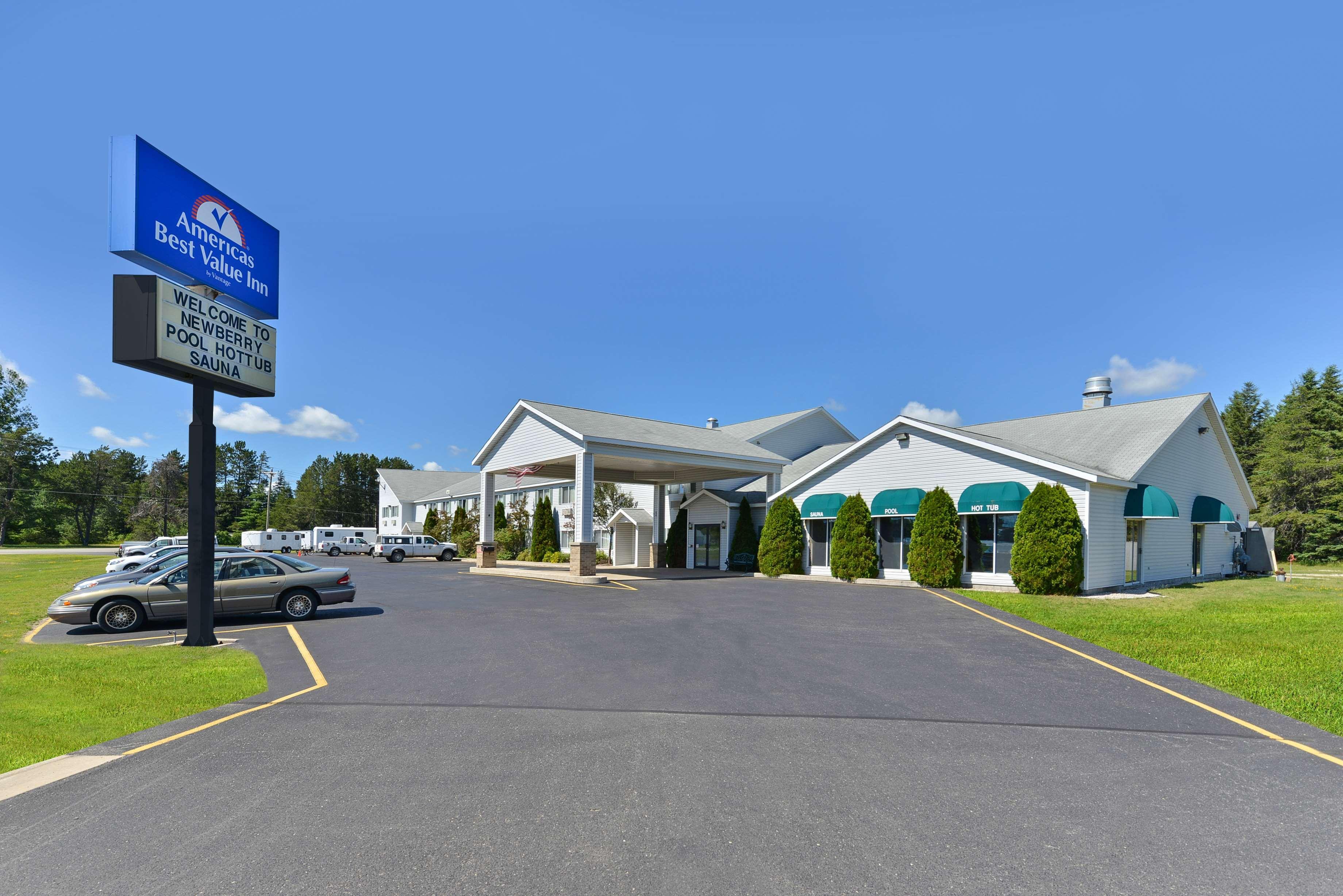 Americas Best Value Inn & Suites - Tahquamenon Country Newberry Экстерьер фото