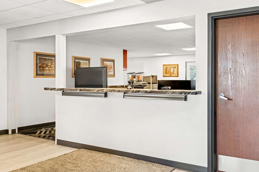 Americas Best Value Inn & Suites - Tahquamenon Country Newberry Интерьер фото