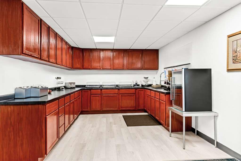 Americas Best Value Inn & Suites - Tahquamenon Country Newberry Ресторан фото