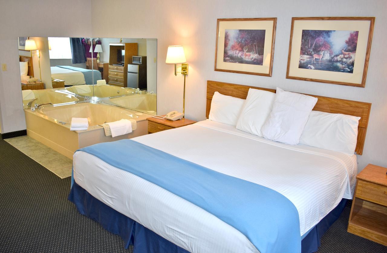 Americas Best Value Inn & Suites - Tahquamenon Country Newberry Экстерьер фото