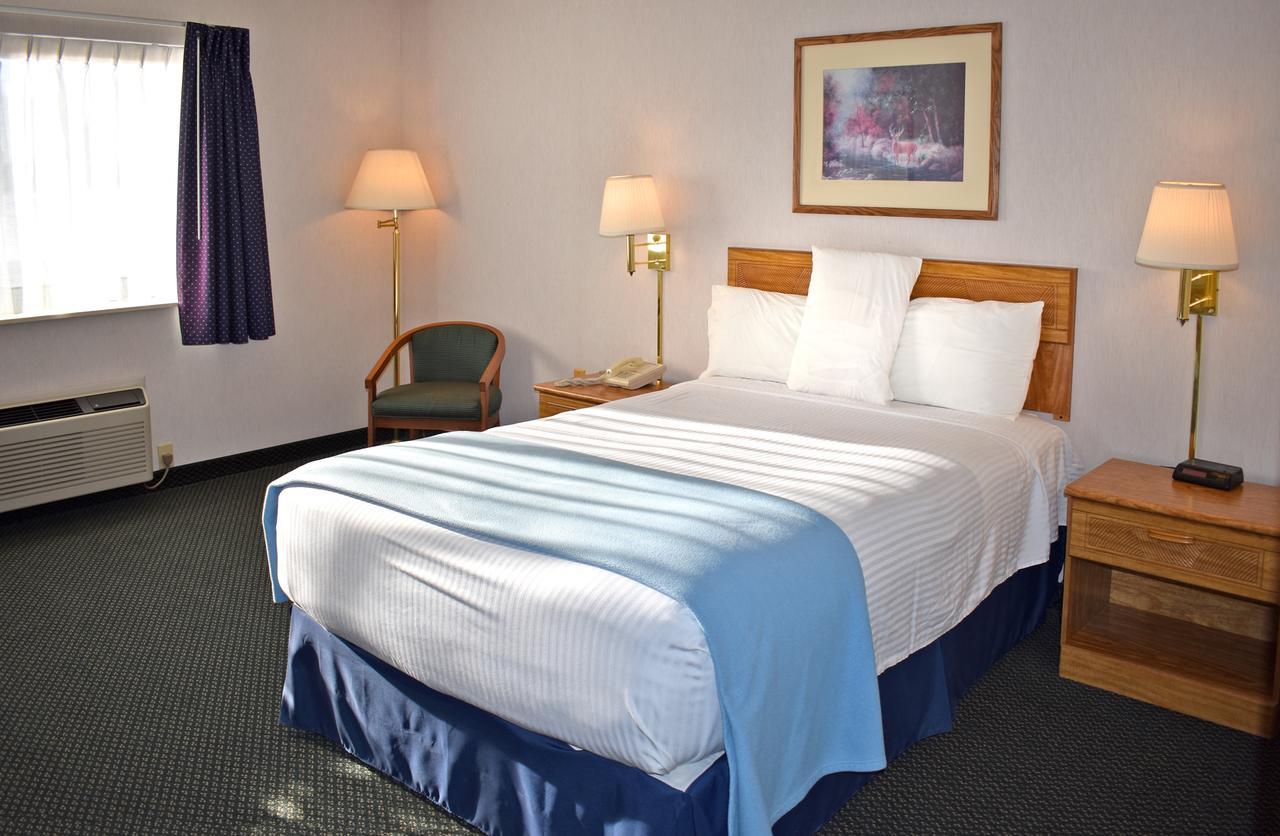 Americas Best Value Inn & Suites - Tahquamenon Country Newberry Экстерьер фото