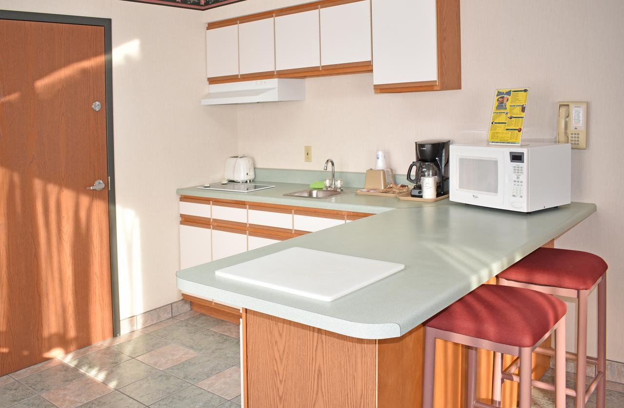 Americas Best Value Inn & Suites - Tahquamenon Country Newberry Экстерьер фото