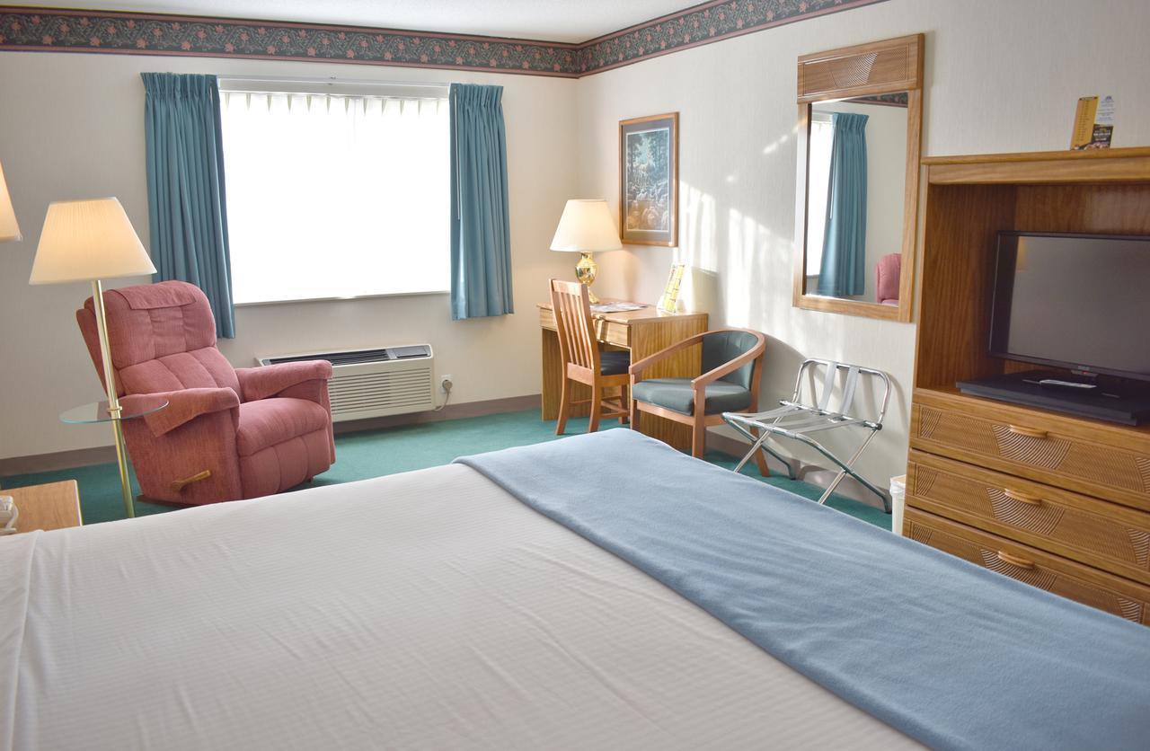 Americas Best Value Inn & Suites - Tahquamenon Country Newberry Экстерьер фото