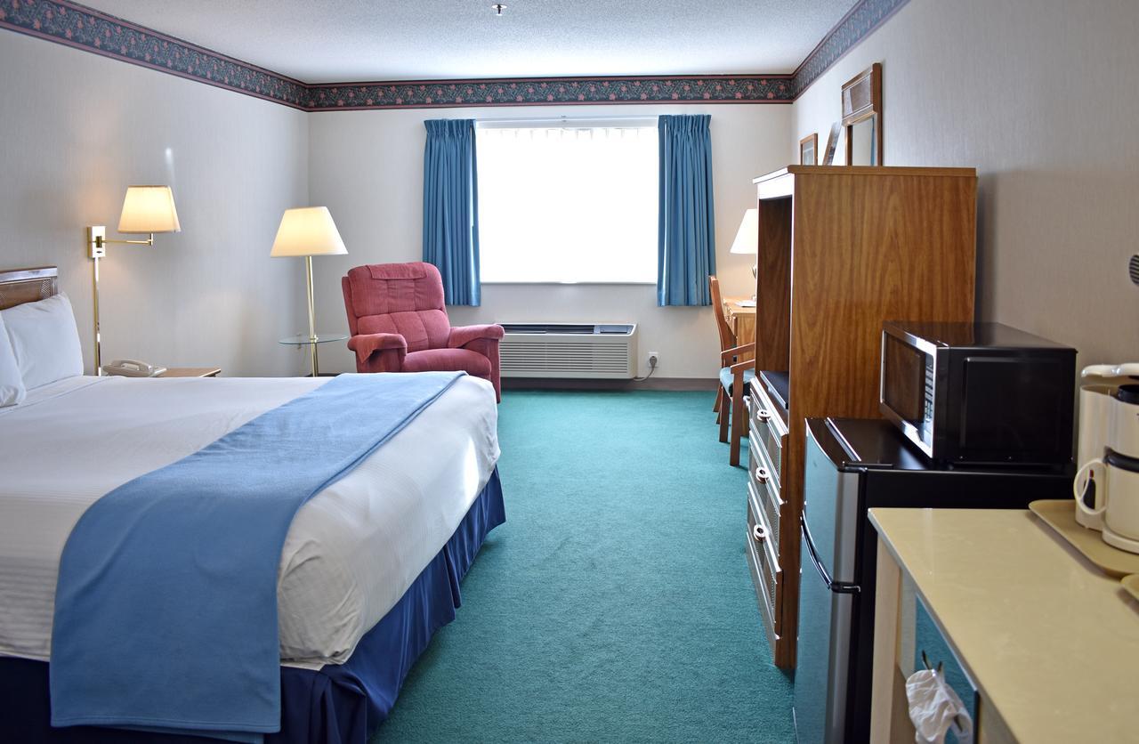 Americas Best Value Inn & Suites - Tahquamenon Country Newberry Экстерьер фото