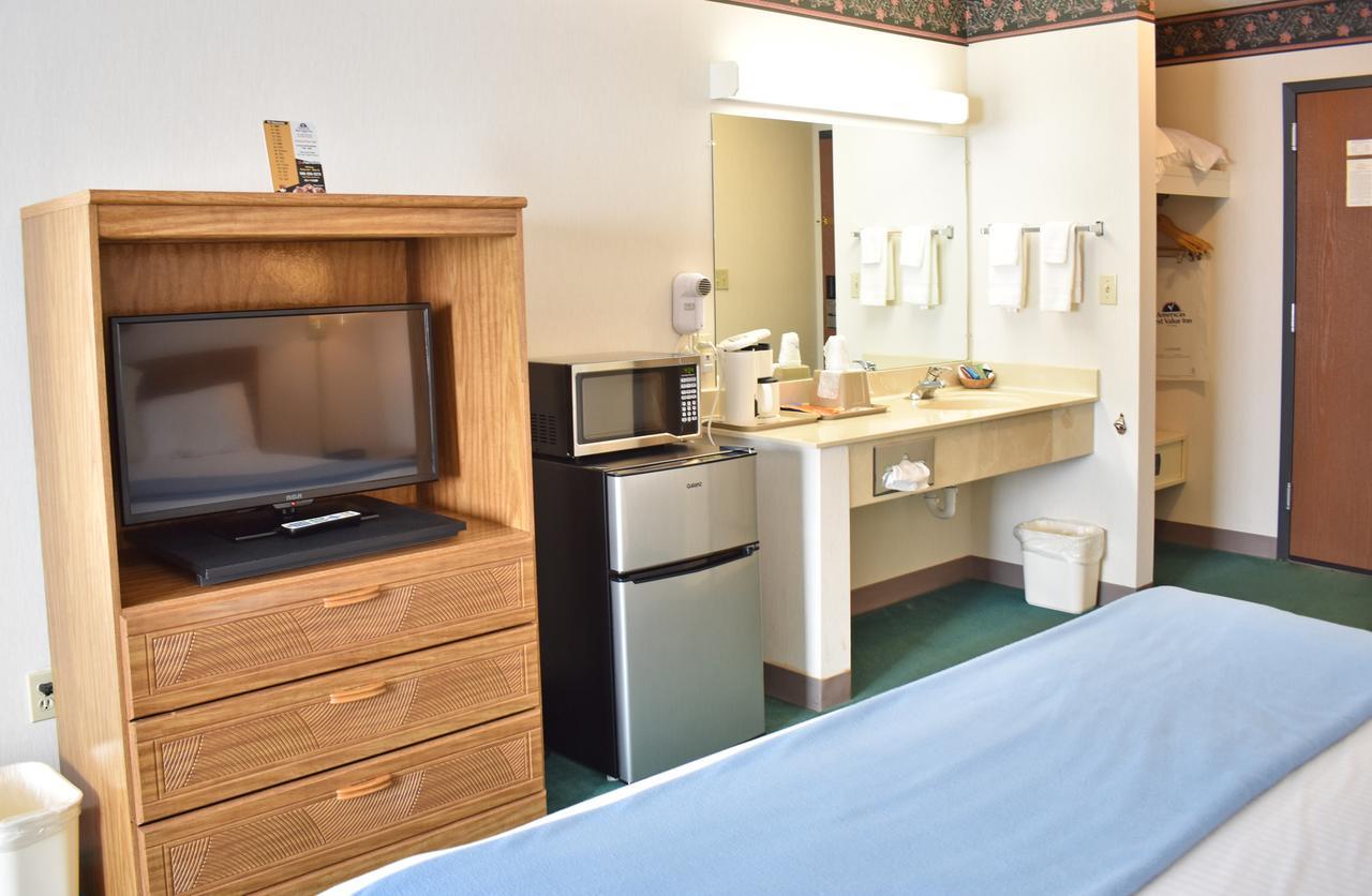 Americas Best Value Inn & Suites - Tahquamenon Country Newberry Экстерьер фото