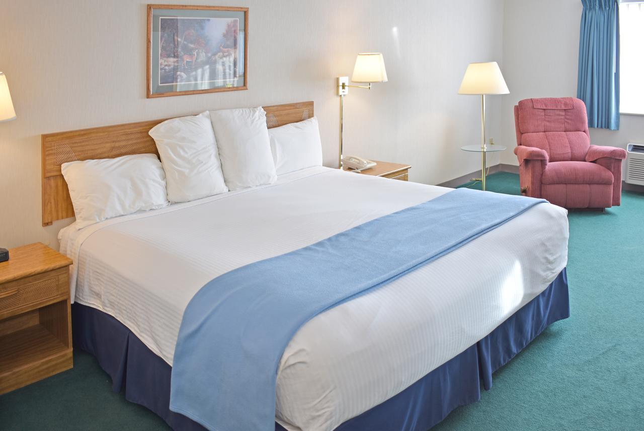 Americas Best Value Inn & Suites - Tahquamenon Country Newberry Экстерьер фото