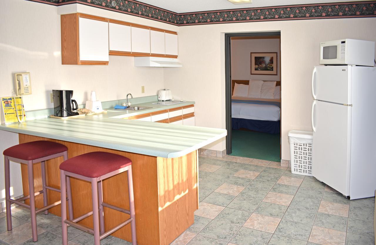 Americas Best Value Inn & Suites - Tahquamenon Country Newberry Экстерьер фото
