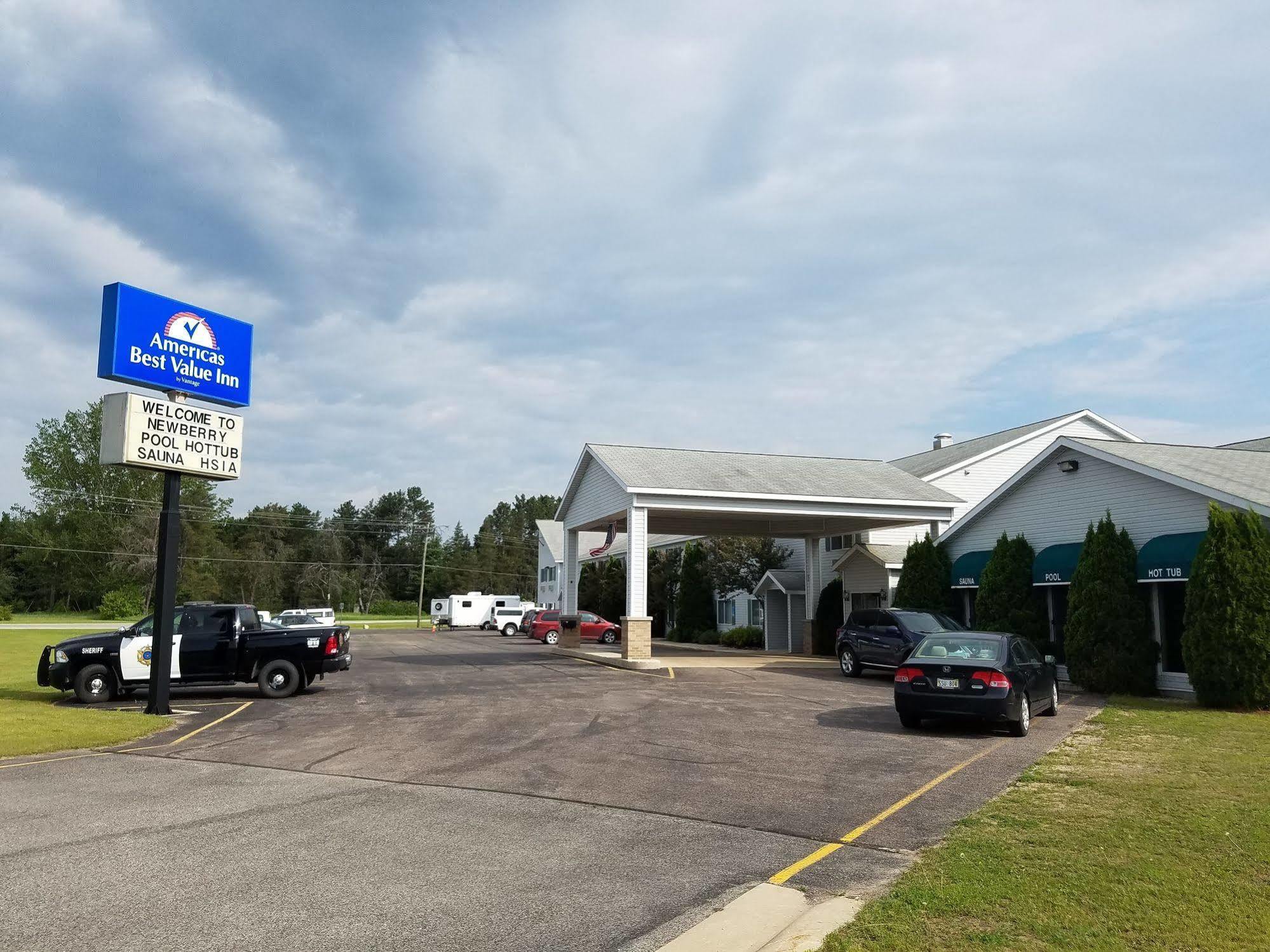 Americas Best Value Inn & Suites - Tahquamenon Country Newberry Экстерьер фото
