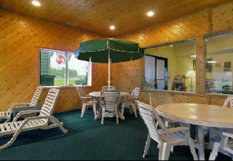 Americas Best Value Inn & Suites - Tahquamenon Country Newberry Экстерьер фото